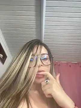 CristalGmez online show from 03-11-25, 04:30