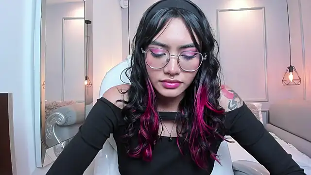 Snapshot of AzuraKindong chatting on 03-22-25, 01:32 AzuraKindong online show from 03-22-25, 01:32