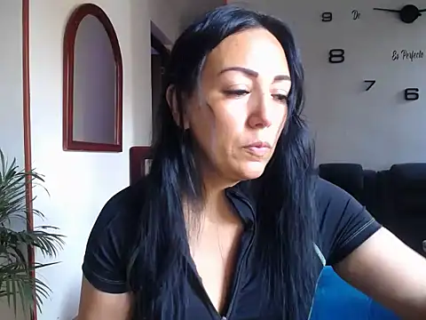 Laura martin  online show from 06-12-26, 02:15
