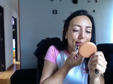 Laura martin  online show from 09-10-25, 03:55