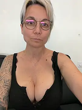 Snapshot of marinella07 chatting on 06-21-26, 11:27 marinella07 online show from 06-21-26, 11:27