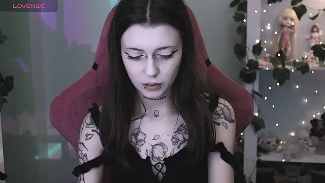 Snapshot of prettybones chatting on 05-07-26, 10:35 prettybones online show from 05-07-26, 10:35