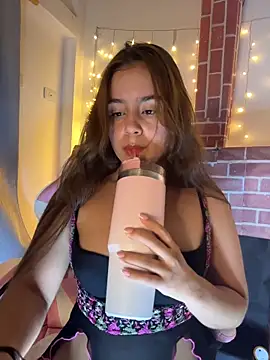 Snapshot of Juanelopez1 chatting on 06-19-26, 03:34 Juanelopez1 online show from 06-19-26, 03:34
