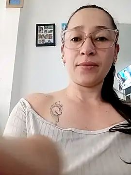 Snapshot of emilypoppy3 chatting on 05-06-26, 12:31 emilypoppy3 online show from 05-06-26, 12:31