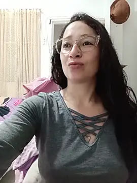 Snapshot of emilypoppy3 chatting on 05-27-26, 10:06 emilypoppy3 online show from 05-27-26, 10:06