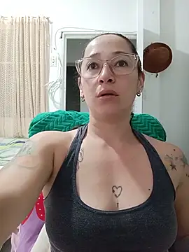 Snapshot of emilypoppy3 chatting on 06-11-26, 01:05 emilypoppy3 online show from 06-11-26, 01:05