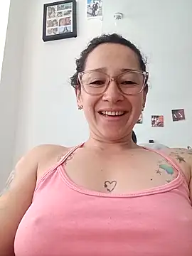 Snapshot of emilypoppy3 chatting on 05-01-26, 03:39 emilypoppy3 online show from 05-01-26, 03:39