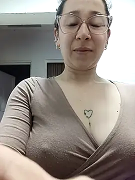 Snapshot of emilypoppy3 chatting on 05-09-26, 12:52 emilypoppy3 online show from 05-09-26, 12:52