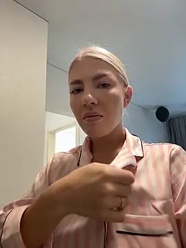 Snapshot of NewLale chatting on 04-24-26, 02:35 NewLale online show from 04-24-26, 02:35