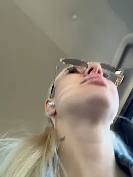 Snapshot of NewLale chatting on 06-19-26, 03:23 NewLale online show from 06-19-26, 03:23