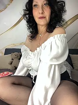 Snapshot of Katie-n chatting on 10-21-25, 06:35 Katie-n online show from 10-21-25, 06:35