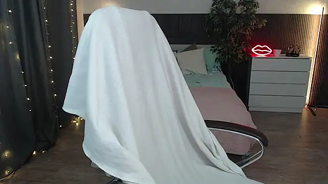 Crazyy girl  online show from 07-08-26, 01:52