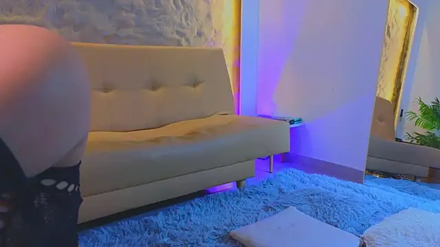 Snapshot of Isa__Blanc chatting on 10-20-25, 02:35 Isa Blanc online show from 10-20-25, 02:35