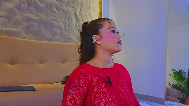 Snapshot of Isa__Blanc chatting on 10-19-25, 02:14 Isa Blanc online show from 10-19-25, 02:14
