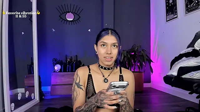 Snapshot of Raven_Witch_ chatting on 05-21-26, 12:24 Raven Witch online show from 05-21-26, 12:24