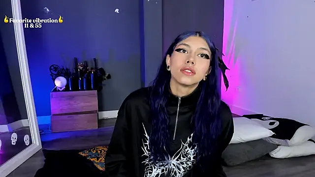 Snapshot of Raven_Witch_ chatting on 05-17-26, 01:11 Raven Witch online show from 05-17-26, 01:11