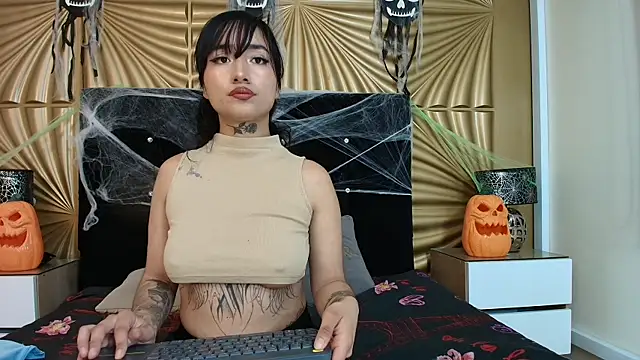 emmily keller19 online show from 10-28-25, 01:21