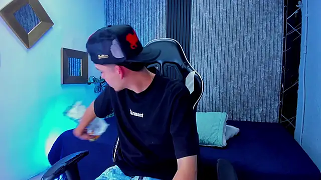 Mike 0233  online show from 10-28-25, 04:13