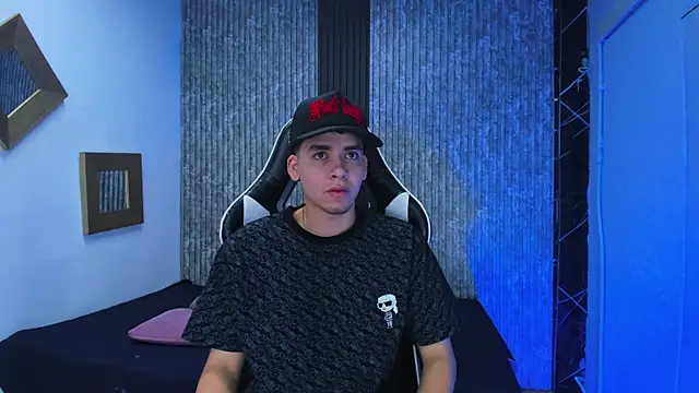 Mike 0233  online show from 12-21-25, 04:03