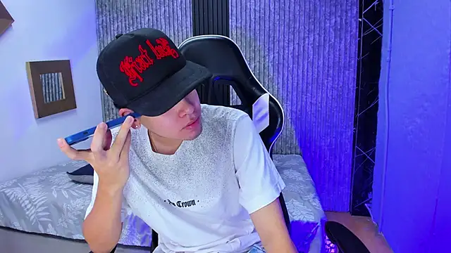 Mike 0233  online show from 12-19-25, 04:38