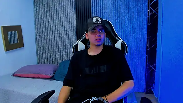 Mike 0233  online show from 12-18-25, 04:39