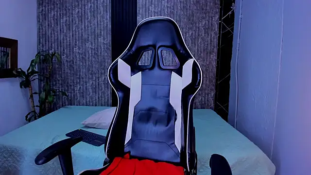 Mike 0233  online show from 10-10-25, 04:02