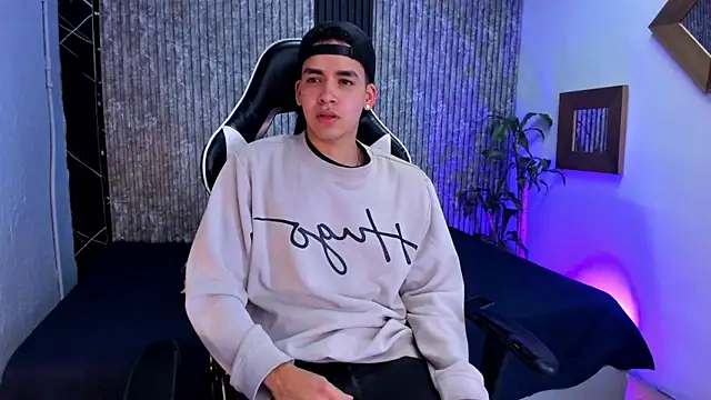 Mike 0233  online show from 09-18-25, 04:37