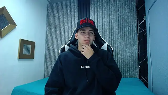 Mike 0233  online show from 11-21-25, 05:06