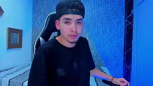 Mike 0233  online show from 01-08-26, 03:56