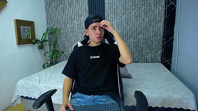 Mike 0233  online show from 10-19-25, 04:37