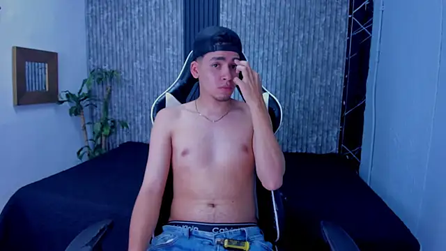 Mike 0233  online show from 10-23-25, 04:11