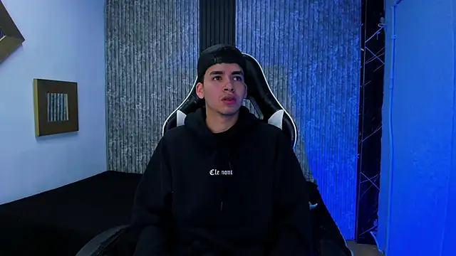 Mike 0233  online show from 12-17-25, 04:17