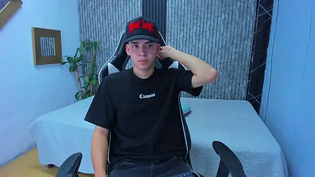 Mike 0233  online show from 11-01-25, 04:41