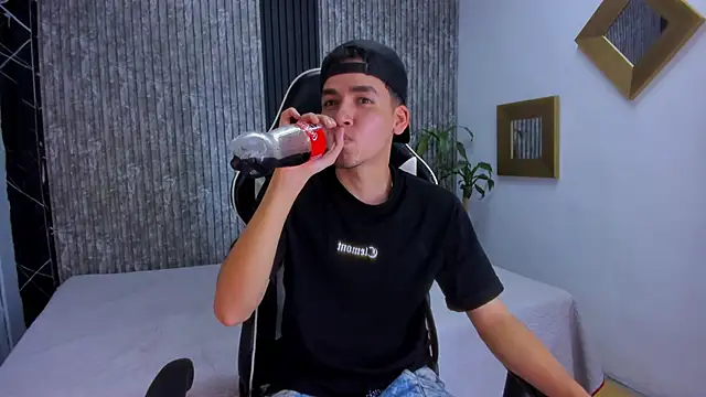 Mike 0233  online show from 10-07-25, 04:46