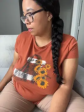 Snapshot of XMara chatting on 02-13-26, 03:34 XMara online show from 02-13-26, 03:34