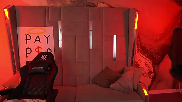 LylaYeess online show from 10-31-25, 07:16