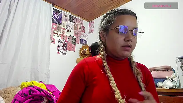 Snapshot of Pucaa_ chatting on 05-19-26, 02:51 Pucaa online show from 05-19-26, 02:51