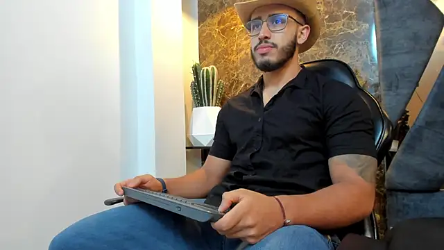 Snapshot of Liam_Kleiin chatting on 09-18-25, 11:24 Liam Kleiin online show from 09-18-25, 11:24
