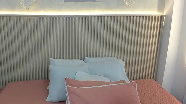 charlottebrowns  online show from 12-18-25, 12:20