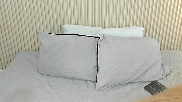 Snapshot of charlottebrowns_ chatting on 06-02-26, 01:11 charlottebrowns online show from 06-02-26, 01:11