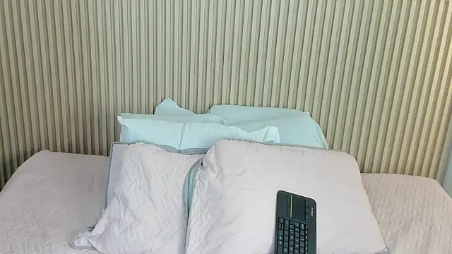 charlottebrowns  online show from 12-19-25, 12:18