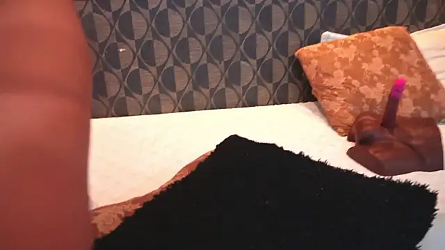 Snapshot of SharomRoss chatting on 02-20-26, 07:27 SharomRoss online show from 02-20-26, 07:27