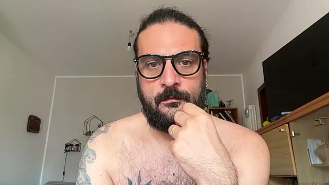 Snapshot of beardo85 chatting on 06-13-26, 08:56 beardo85 online show from 06-13-26, 08:56