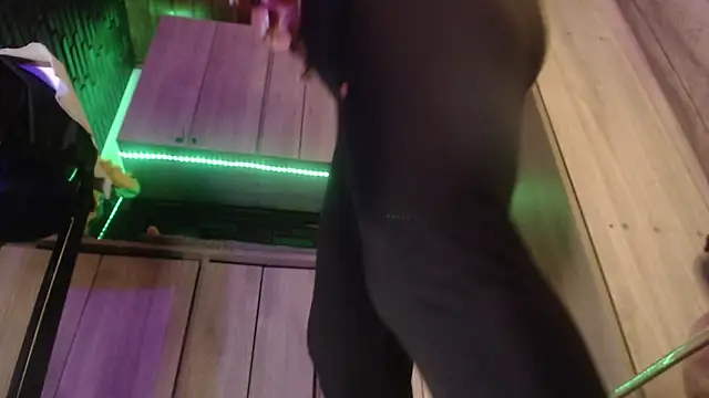 LaureenHills online show from 04-10-26, 01:34