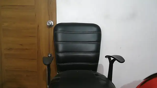 Snapshot of Suzie_darling chatting on 10-28-25, 01:54 Suzie darling online show from 10-28-25, 01:54