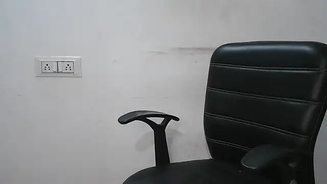 Snapshot of Suzie_darling chatting on 12-28-24, 05:23 Suzie darling online show from 12-28-24, 05:23