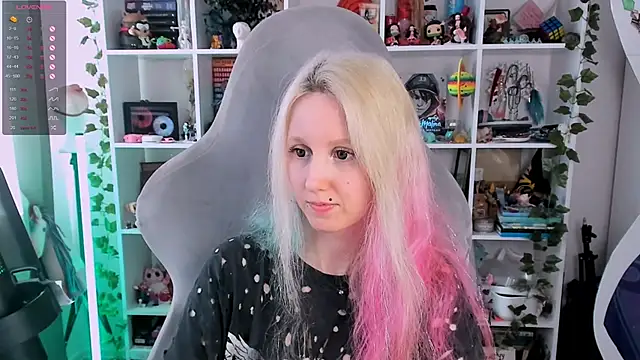Snapshot of ohclementine chatting on 09-09-25, 11:08 ohclementine online show from 09-09-25, 11:08