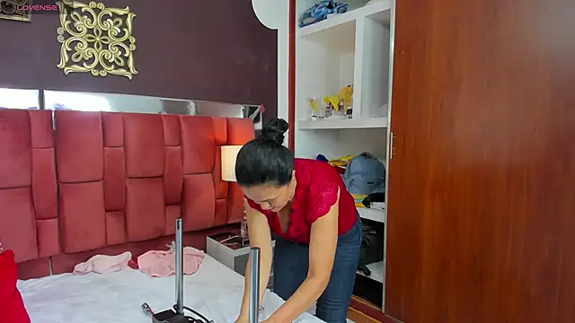 Snapshot of JulianaMartineS chatting on 02-25-25, 06:44 JulianaMartineS online show from 02-25-25, 06:44
