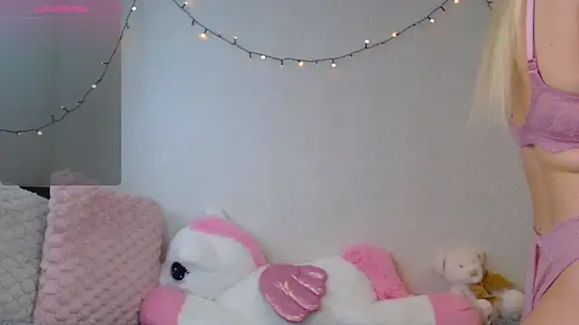 Snapshot of Nicole_blonde0 chatting on 10-08-25, 10:28 Nicole blonde0 online show from 10-08-25, 10:28