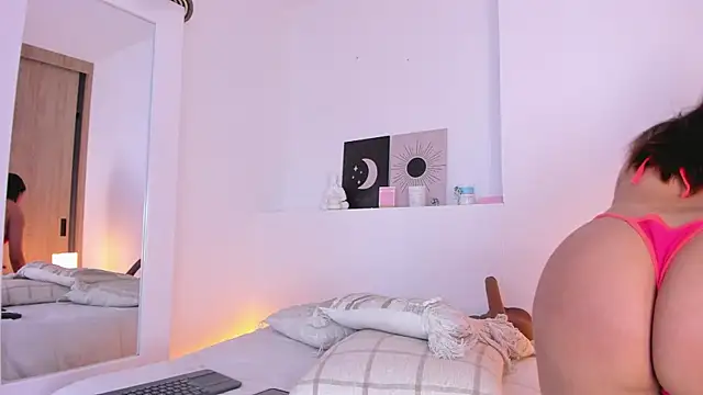 nicolette bale online show from 04-19-26, 03:35